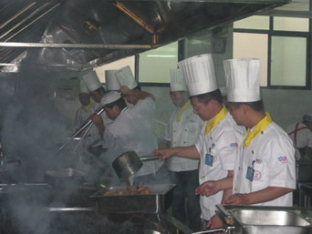 龍奧健力源餐廳員工開餐準備