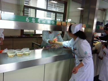 齊魯醫(yī)院餐廳向醫(yī)院女職工贈(zèng)送康乃馨 齊魯醫(yī)院餐廳向醫(yī)院女職工贈(zèng)送康乃馨