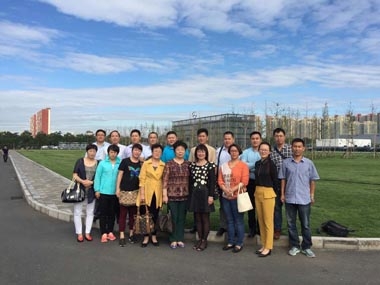 在奔馳園區(qū)合影 在奔馳園區(qū)合影