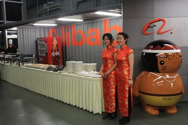 身著旗袍的服務(wù)人員 身著旗袍的服務(wù)人員