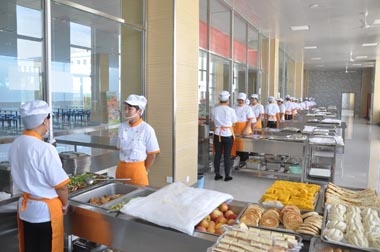某初中餐廳員工準(zhǔn)備開(kāi)餐 某初中餐廳員工準(zhǔn)備開(kāi)餐