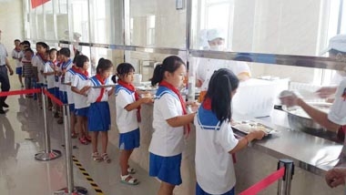 某小學(xué)學(xué)生正在排隊(duì)打餐 某小學(xué)學(xué)生正在排隊(duì)打餐