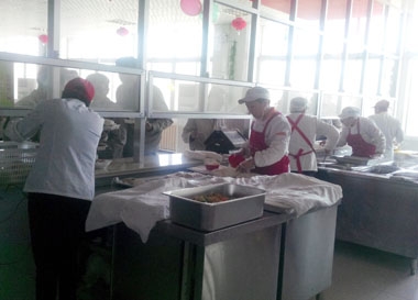 餐廳員工正在售餐 餐廳員工正在售餐