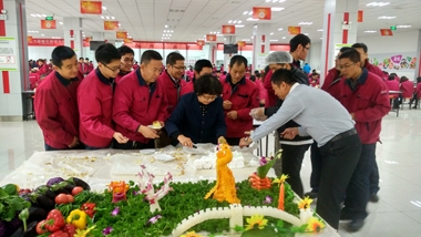 顧總和高磊經(jīng)理為軟控員工分蛋糕 顧總和高磊經(jīng)理為軟控員工分蛋糕