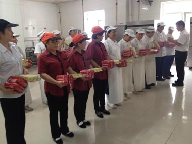 沈陽華晨研究院餐廳李小亮經(jīng)理為員工發(fā)放慰問品 沈陽華晨研究院餐廳李小亮經(jīng)理為員工發(fā)放慰問品