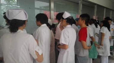 某醫(yī)院餐廳開餐現(xiàn)場 某醫(yī)院餐廳開餐現(xiàn)場