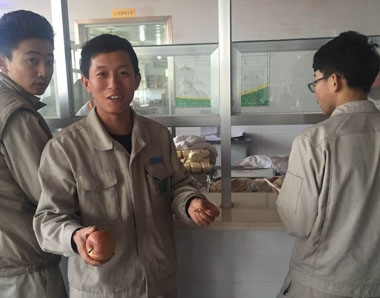 甲方員工展示餐廳贈送的水果 甲方員工展示餐廳贈送的水果