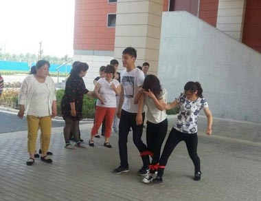 鄭州區(qū)域員工正在進行“綁腿跑” 鄭州區(qū)域員工正在進行“綁腿跑”