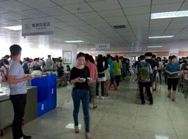 某知名培訓(xùn)機(jī)構(gòu)餐廳開餐現(xiàn)場 某知名培訓(xùn)機(jī)構(gòu)餐廳開餐現(xiàn)場