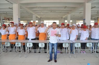 青島四區(qū)任敦杰經(jīng)理帶領(lǐng)員工宣讀誓詞 青島四區(qū)任敦杰經(jīng)理帶領(lǐng)員工宣讀誓詞