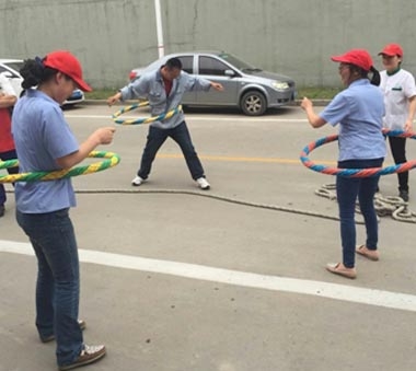 膠南海爾餐廳員工正在進行轉(zhuǎn)呼啦圈比賽 膠南海爾餐廳員工正在進行轉(zhuǎn)呼啦圈比賽