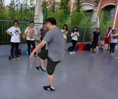 山東大區(qū)職能部門員工正在進行踢毽子比賽 山東大區(qū)職能部門員工正在進行踢毽子比賽