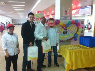 餐廳員工與甲方外籍員工合影 餐廳員工與甲方外籍員工合影