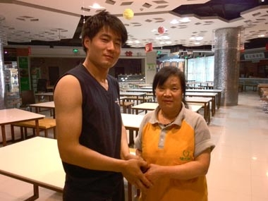 田愛云大姐與失主合影 田愛云大姐與失主合影