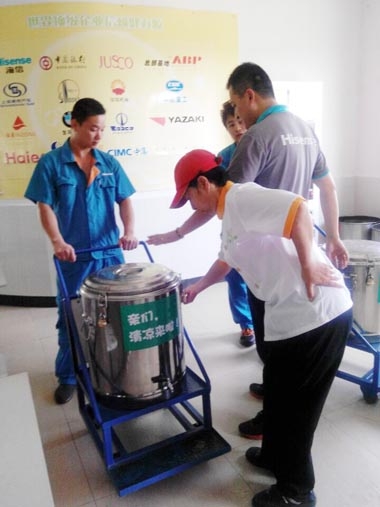 揚(yáng)州海信餐廳為甲方員工準(zhǔn)備解暑湯品 揚(yáng)州海信餐廳為甲方員工準(zhǔn)備解暑湯品