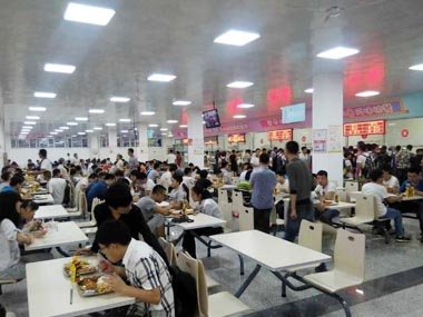 學生正在就餐 學生正在就餐