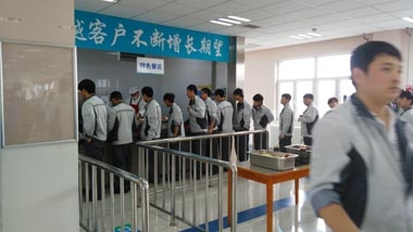 甲方員工排隊(duì)購買韓國美食 甲方員工排隊(duì)購買韓國美食