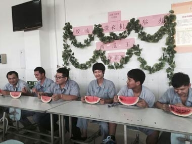 膠南海爾餐廳協(xié)助甲方組織“員工吃西瓜比賽” 膠南海爾餐廳協(xié)助甲方組織“員工吃西瓜比賽”