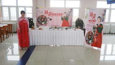 餐廳員工身著韓國服裝站在展臺(tái)前 餐廳員工身著韓國服裝站在展臺(tái)前