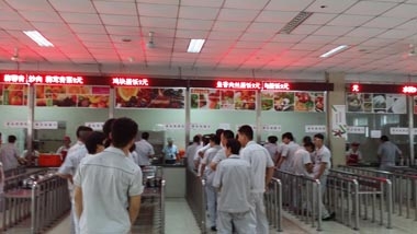 某知名培訓(xùn)機(jī)構(gòu)餐廳開餐現(xiàn)場 某知名培訓(xùn)機(jī)構(gòu)餐廳開餐現(xiàn)場