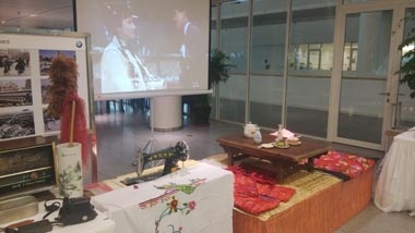 餐廳正在播放80年代經(jīng)典影視劇 餐廳正在播放80年代經(jīng)典影視劇