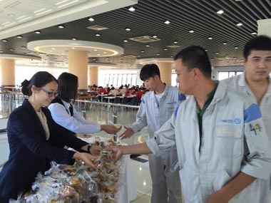 開(kāi)業(yè)當(dāng)天，餐廳為甲方員工發(fā)放精美曲奇