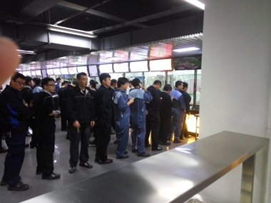 甲方員工排隊(duì)選購(gòu) 甲方員工排隊(duì)選購(gòu)