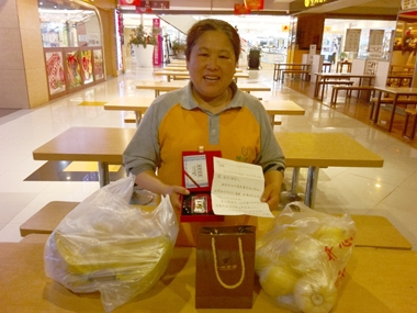 王東云大姐展示失主贈送的禮品 王東云大姐展示失主贈送的禮品