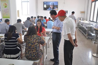 葛總問(wèn)詢老師對(duì)餐品的意見(jiàn) 葛總問(wèn)詢老師對(duì)餐品的意見(jiàn)