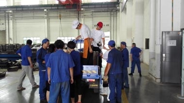 恒天重工餐廳為甲方員工分發(fā)解暑湯品 恒天重工餐廳為甲方員工分發(fā)解暑湯品