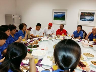 甲方員工品嘗餐廳的創(chuàng)新菜 甲方員工品嘗餐廳的創(chuàng)新菜