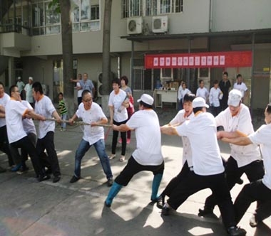 青島海爾快餐廠員工正在進行拔河比賽 青島海爾快餐廠員工正在進行拔河比賽