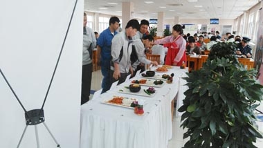 甲方員工進(jìn)行試吃 甲方員工進(jìn)行試吃