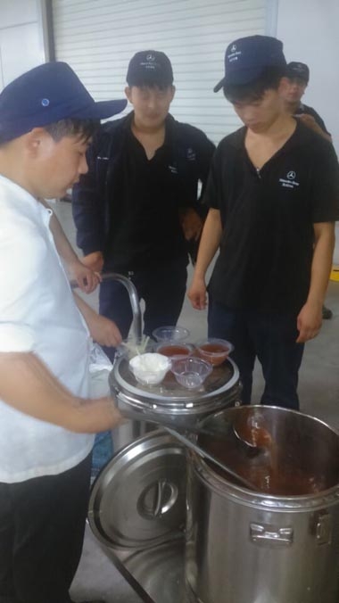 北京奔馳餐廳為甲方員工準(zhǔn)備解暑湯品 北京奔馳餐廳為甲方員工準(zhǔn)備解暑湯品