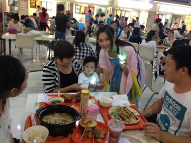 “花千骨”與顧客合影(二) “花千骨”與顧客合影(二)