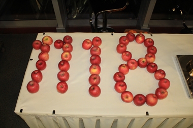 蘋果擺成的“1118”字樣 蘋果擺成的“1118”字樣