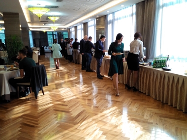 外籍客人正在選餐 外籍客人正在選餐