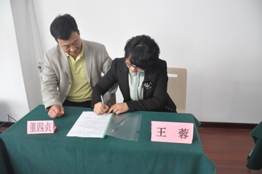 采購中心王總與新餐廳經(jīng)理簽訂幫扶協(xié)議 采購中心王總與新餐廳經(jīng)理簽訂幫扶協(xié)議