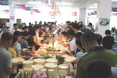 教師正在選餐 教師正在選餐