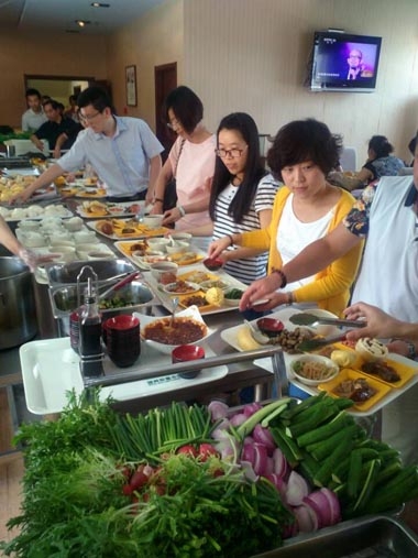 甲方員工排隊(duì)選餐 甲方員工排隊(duì)選餐