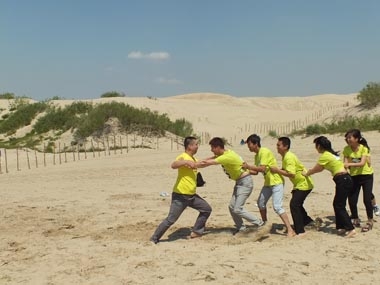 沈陽大區(qū)優(yōu)秀員工在旅行中玩“撕名牌”游戲 沈陽大區(qū)優(yōu)秀員工在旅行中玩“撕名牌”游戲