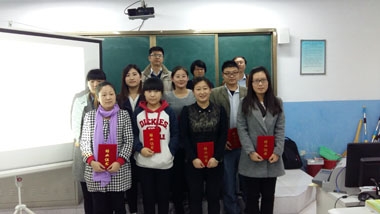 學(xué)員領(lǐng)取結(jié)業(yè)證書 學(xué)員領(lǐng)取結(jié)業(yè)證書