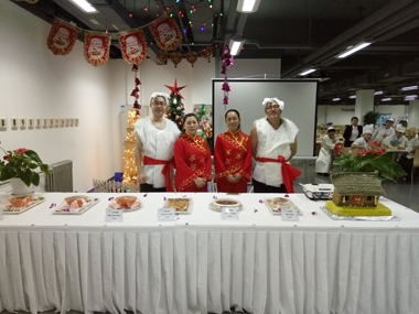 餐廳員工展示為美食節(jié)特別準(zhǔn)備的服裝 餐廳員工展示為美食節(jié)特別準(zhǔn)備的服裝