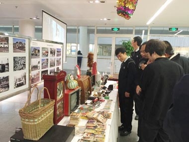 甲方員工觀看各種老物件 甲方員工觀看各種老物件