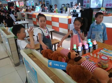孩子們在濟南美食廣場挑選禮物 孩子們在濟南美食廣場挑選禮物