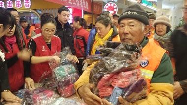 健力源美食廣場(chǎng)的“冬日暖心”活動(dòng)環(huán)衛(wèi)工人領(lǐng)取手套 健力源美食廣場(chǎng)的“冬日暖心”活動(dòng)環(huán)衛(wèi)工人領(lǐng)取手套