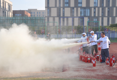 員工進(jìn)行消防滅火演習(xí) 員工進(jìn)行消防滅火演習(xí)