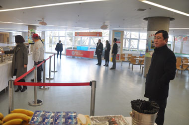 葛總在餐廳查看午餐準(zhǔn)備情況 葛總在餐廳查看午餐準(zhǔn)備情況