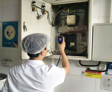 工作人員排查線路 工作人員排查線路