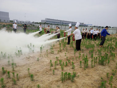 鐵西寶馬MOB餐廳員工運(yùn)用滅火器滅火 鐵西寶馬MOB餐廳員工運(yùn)用滅火器滅火